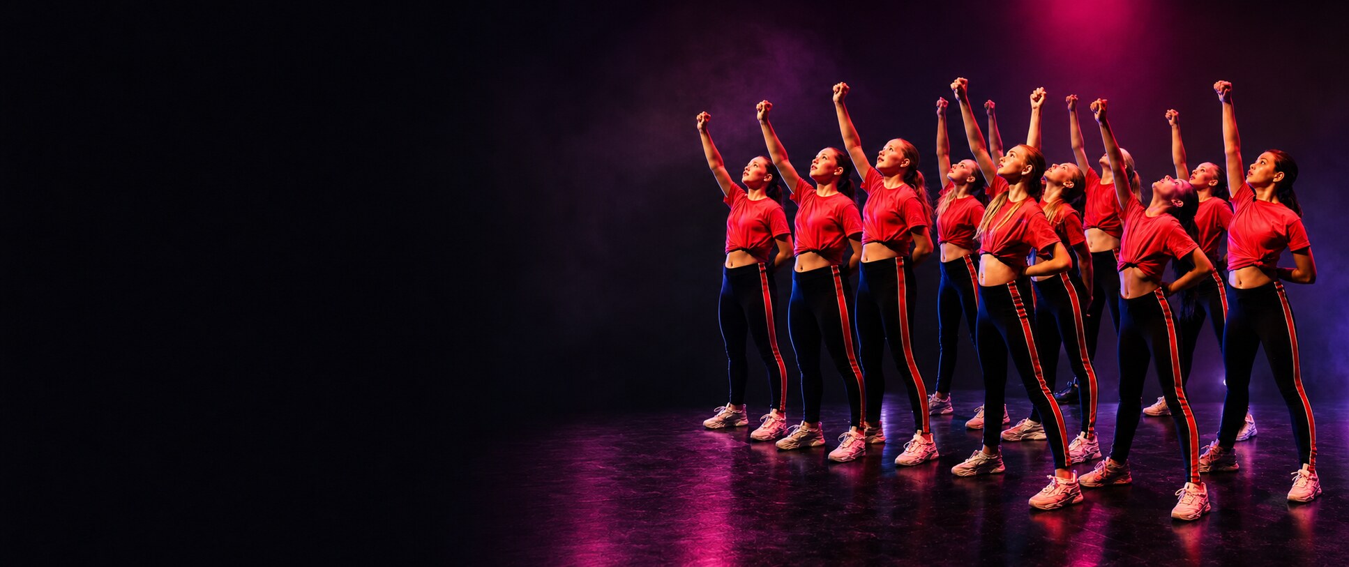 Dansers van Rebounce op het podium met de armen omhoog
