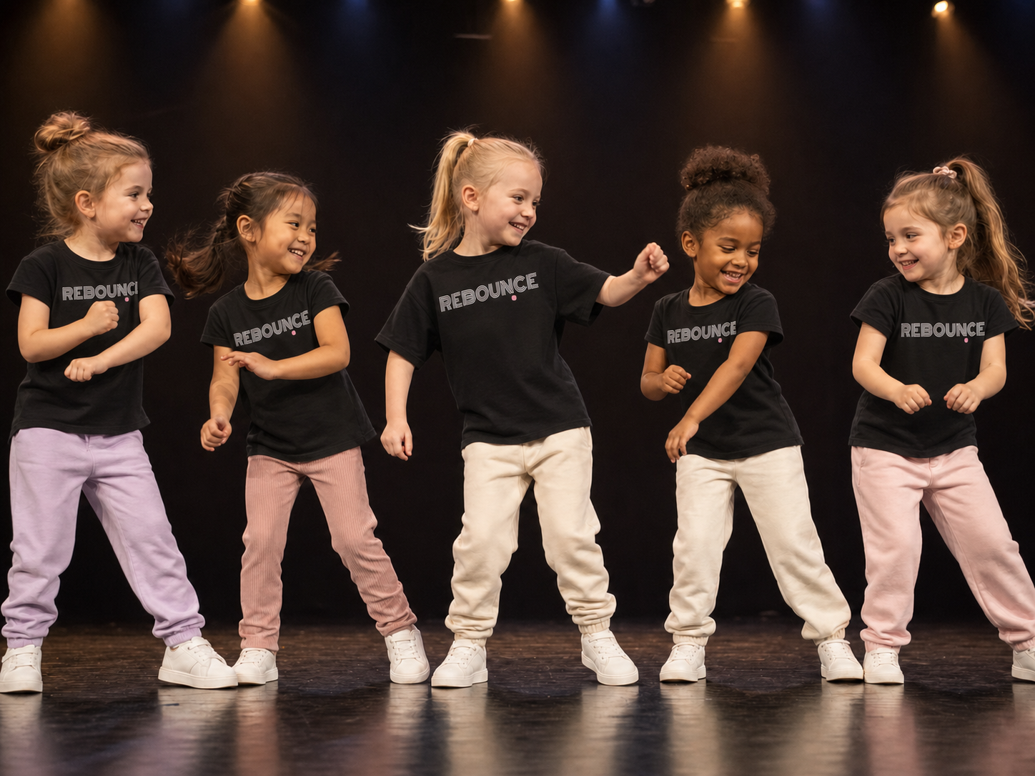 Kleuters dansen samen in zwarte Rebounce-shirts