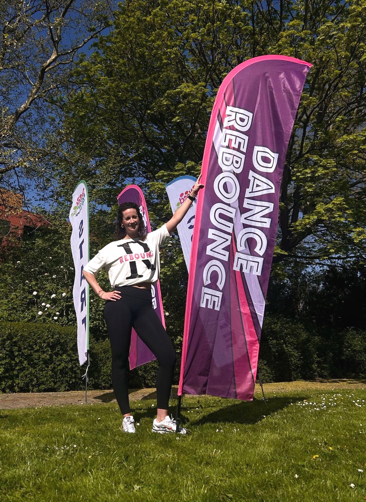 Renate Overgoor bij de vlag van Dansschool Rebounce