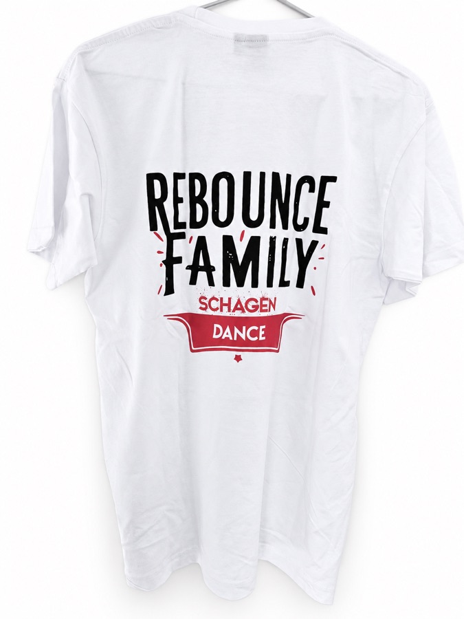 Achterkant van het witte Rebounce T-shirt met Rebounce Family Schagen Dance-opdruk